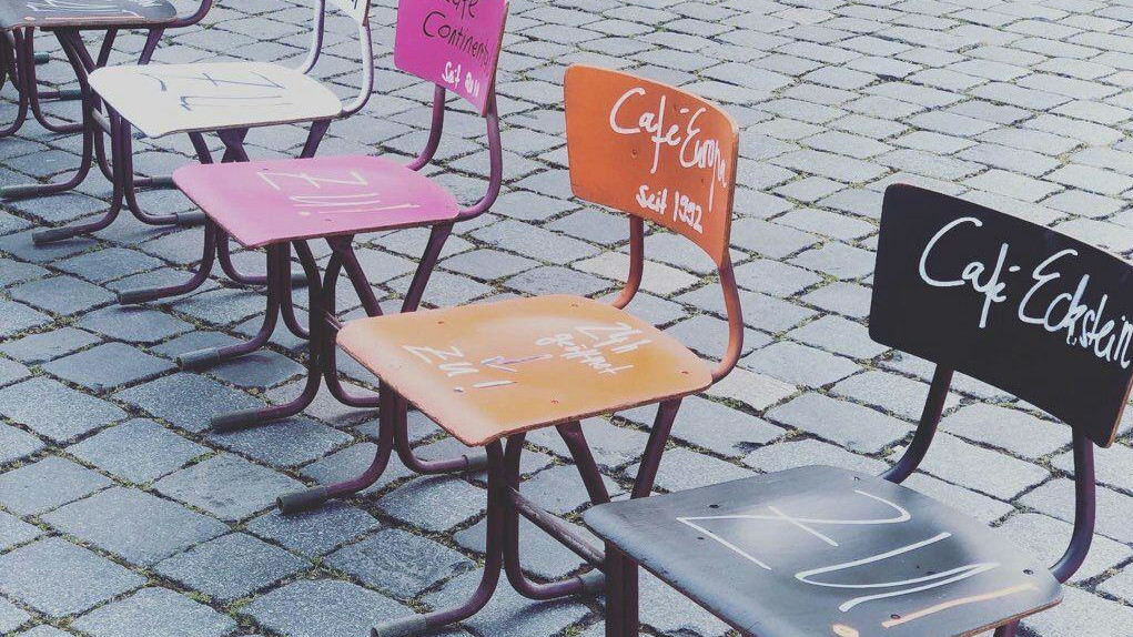 Café Eckstein nimmt an der Aktion leere Stühle teil.
