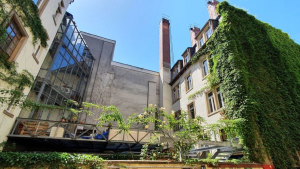 Das Metallgerüst steht noch immer vor dem Hinterhaus. Der Vermieter sagt, es sei eine genehmigungsfreie Rankhilfe (Pergola). Den Mietern hatte er mitgeteilt, dass Balkons errichtet werden sollen.