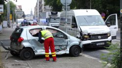 Transporter gegen Kleinwagen - Foto: Roland Halkasch