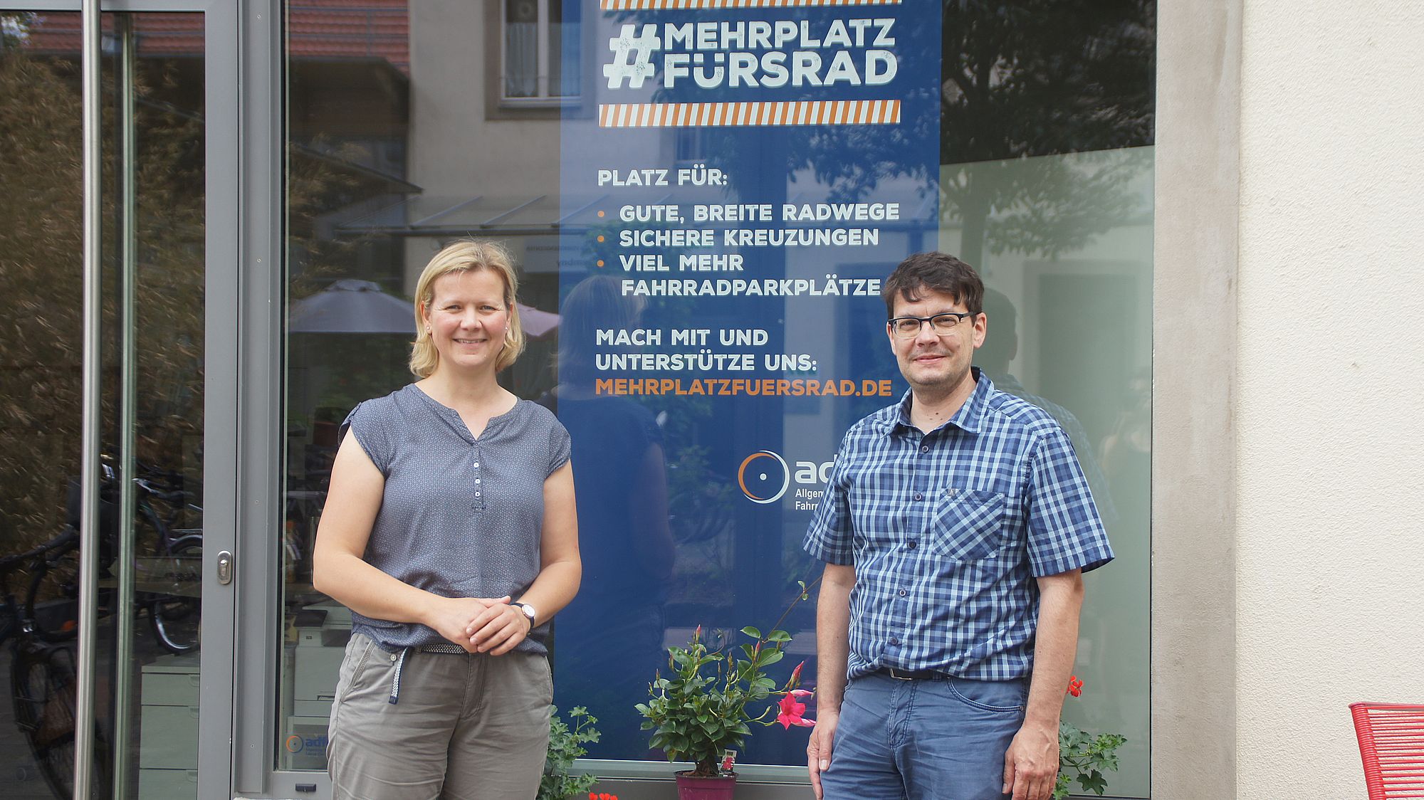 Barbara Baum und Edwin Seifert von Landes- und Stadtverband des ADFC vor dem neuen Büro in der Kästner Passage