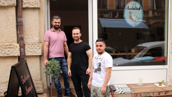 Muhannad, Rami und Barkeeper Ali vor dem neueröffneten Andalieb.