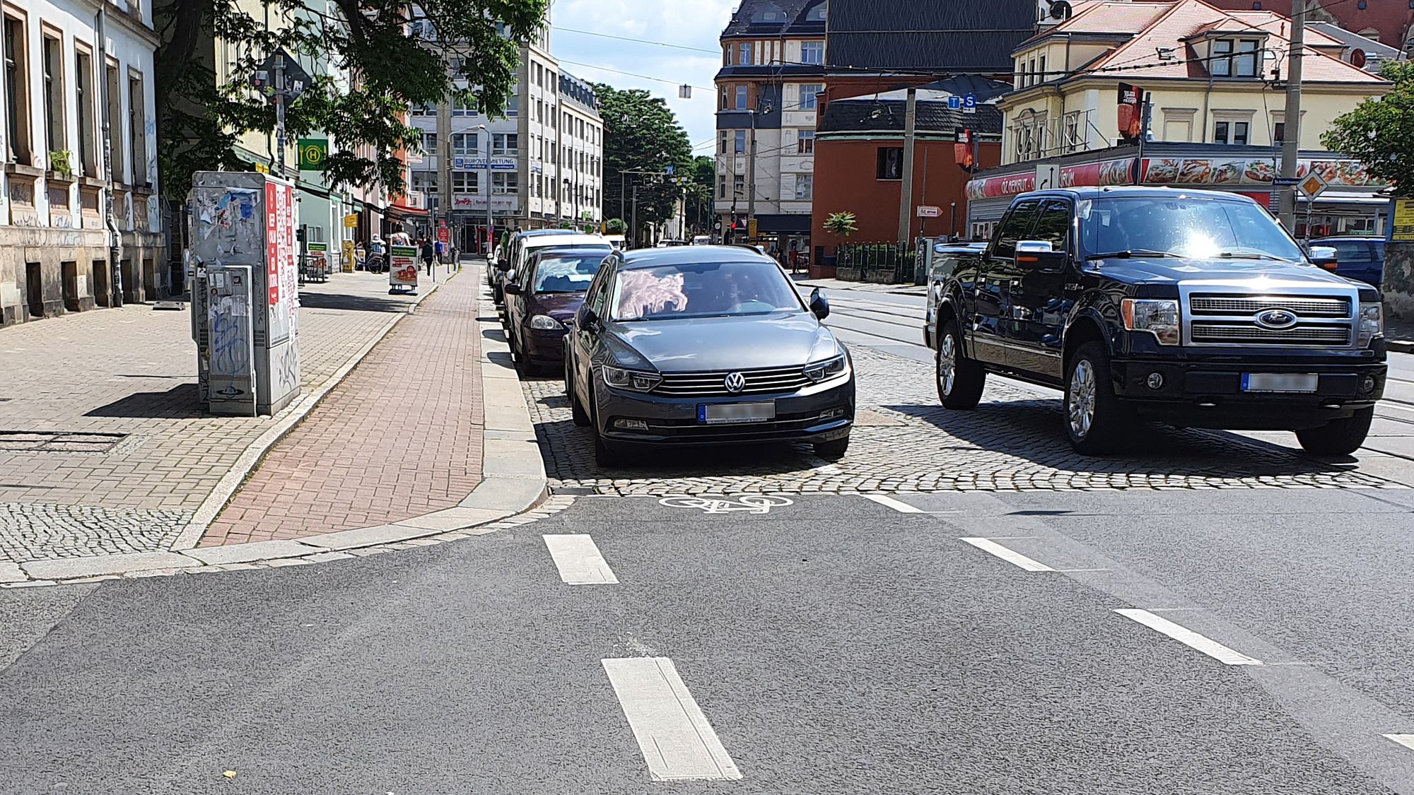 Links Fußweg in Radweg-Optik, rechts Radweg in Parkplatzoptik