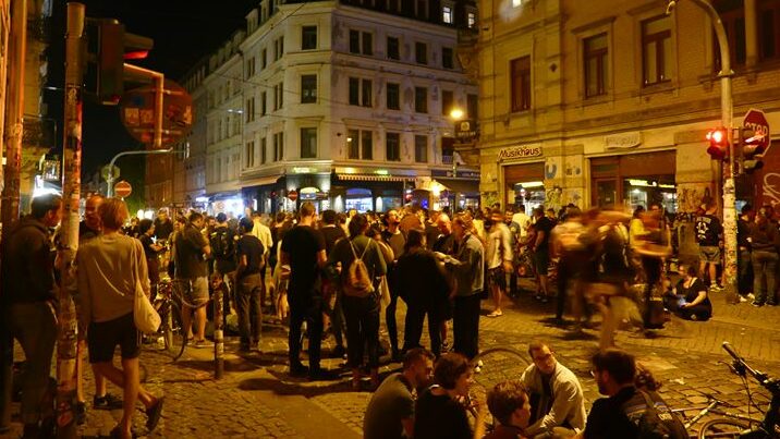 Die schiefe Ecke, auch als Krawalle, soziale Ecke, Assi-Eck oder Musikhaus-Lounge bekannt, kurz vor Mitternacht.