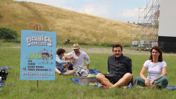 Picknickt schonmal zur Probe - Oberlandstreicher Martin Vejmelka mit Pressesprecherin Laura Pfeiffer.