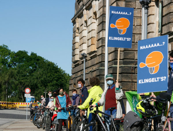 An die 70 Radfahrer*innen umstellten die Staatskanzlei.