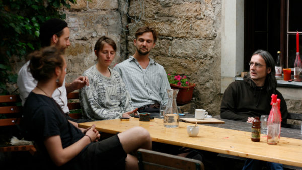 Gemeinsam teilen sich Paul, Jan, Lena, Anton und Uwe mit sechs anderen Menschen die Verantwortung für das Hausprojekt Schwarzes Schaf. 