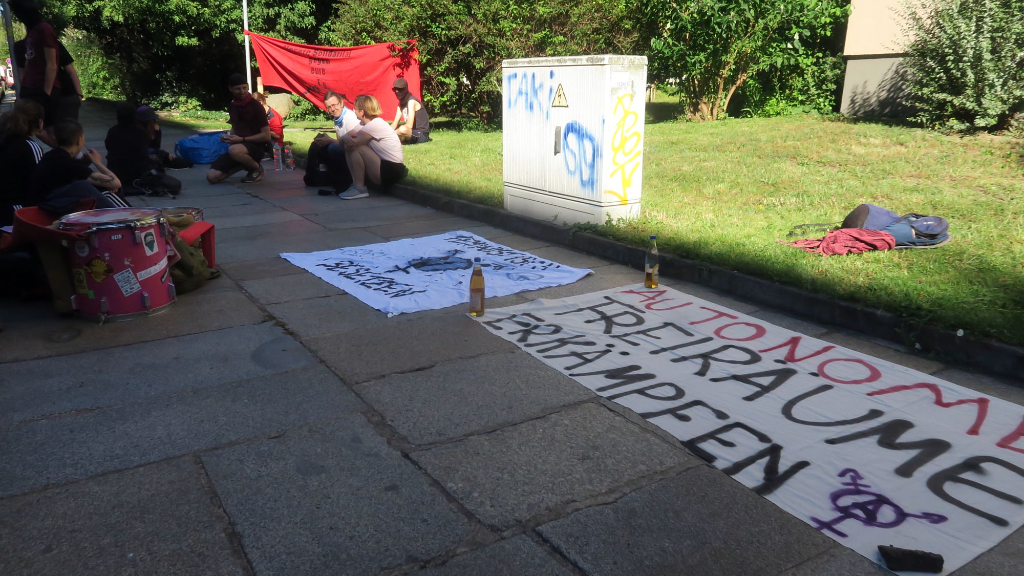 Demonstration vor dem Amtsgericht. Etwa 20 Sympathisant*innen hatten sich versammelt.