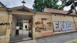 Der Eingang zum Inneren Neustädter Friedhof von der Friedensstraße aus.