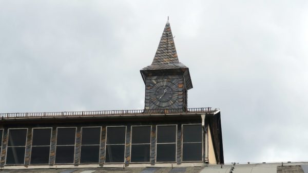 Turm mit Turmuhr Ende Mai