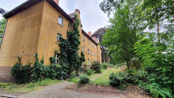 Die Gebäude an der Stauffenbergallee sind zwar ziemlich desolat, aber zu großen Teilen noch bewohnt.