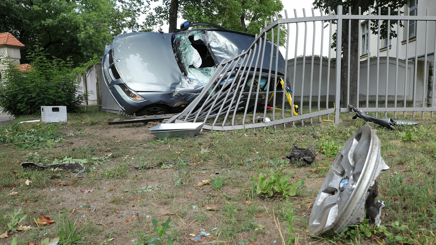 Der Wagen war in einer Kurve von der Fahrbahn abgekommen. Foto: Roland Halkasch