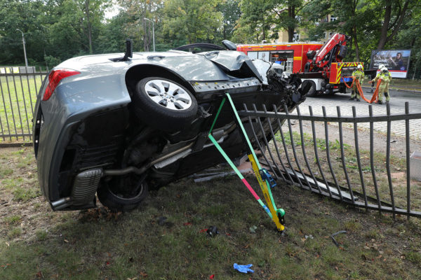 Der BMW landete im Zaun des Polizeirevier. Foto: Roland Halkasch