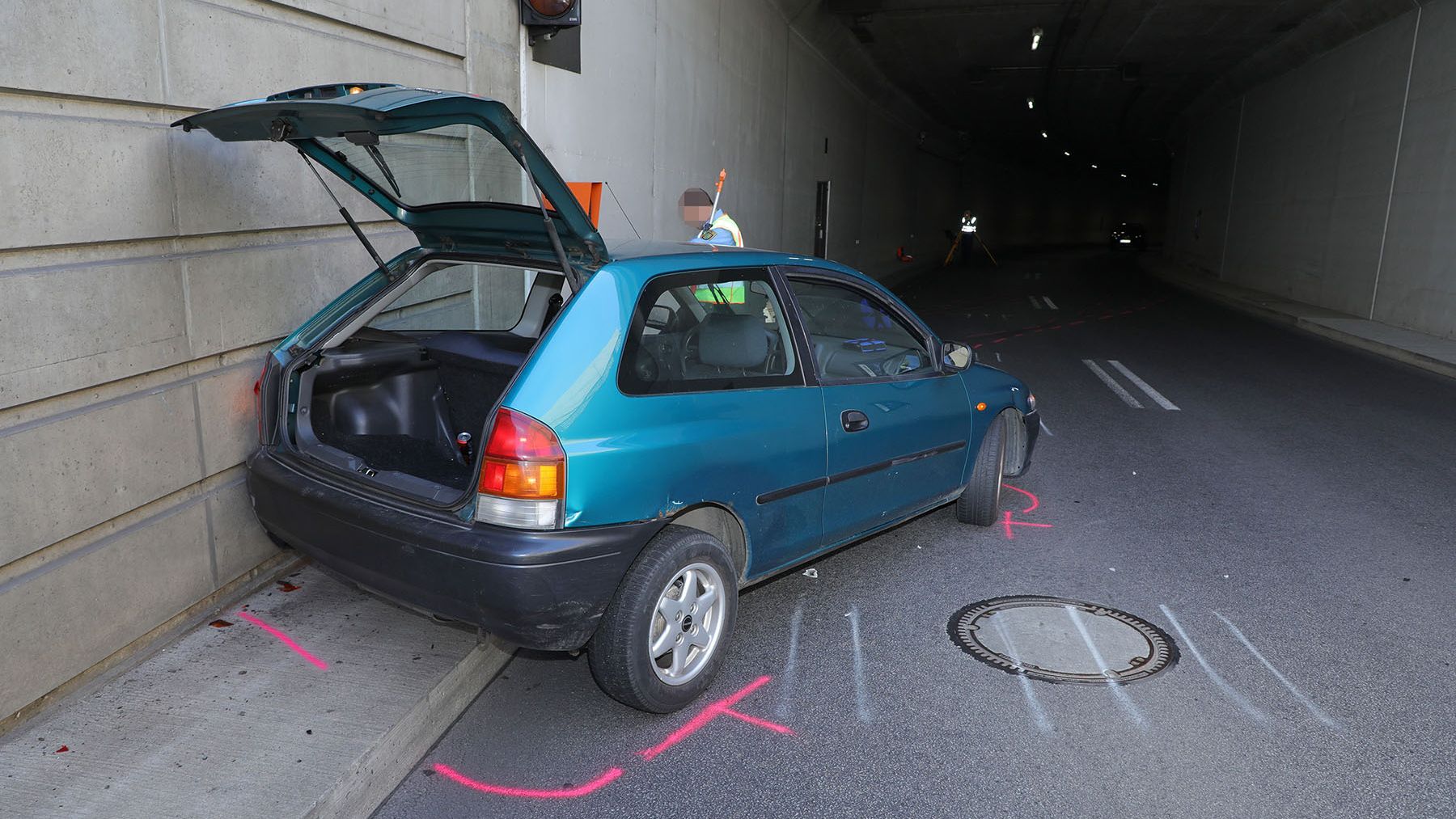 Das Auto prallte gegen die Tunnelwand. Foto: Roland Halkasch