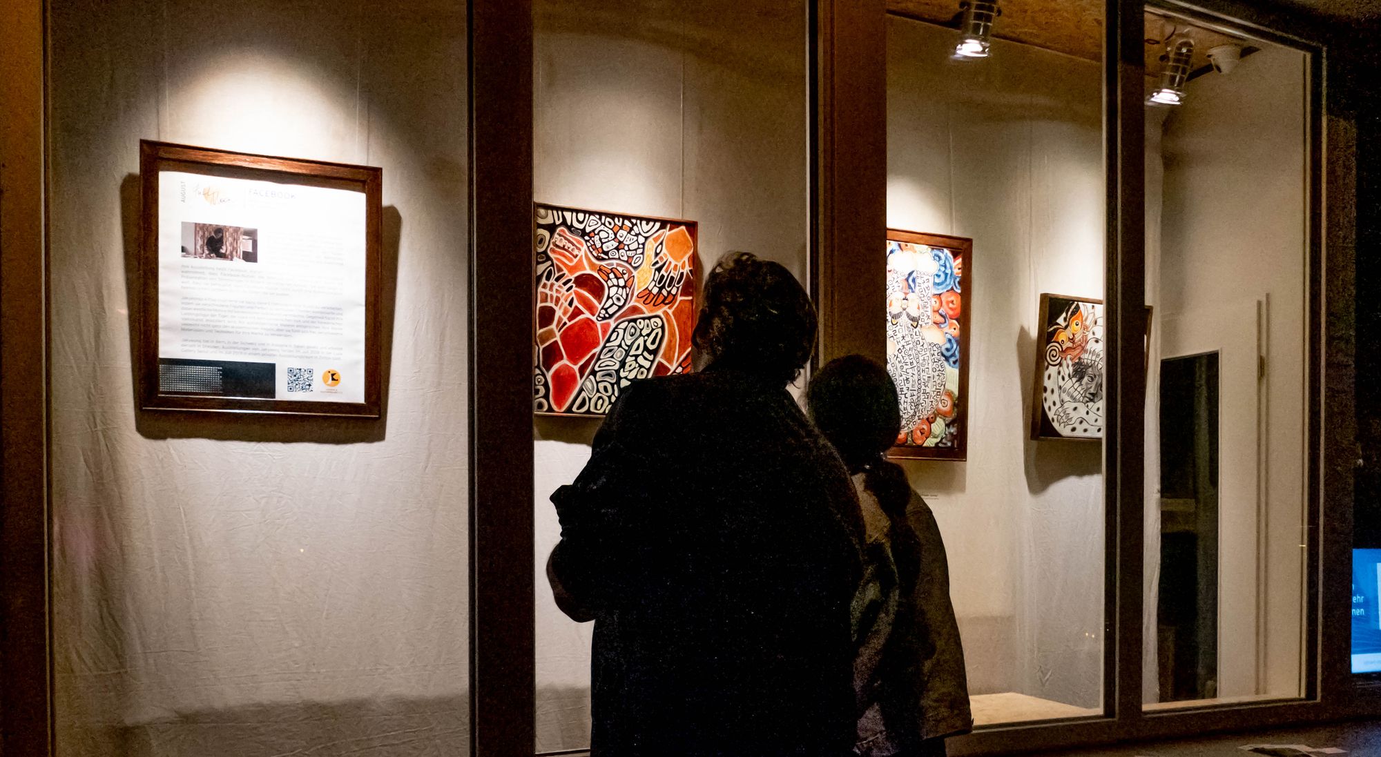 Gäste betrachten die Bilder der Künstlerin Jakyeong an der Hechtstraße.