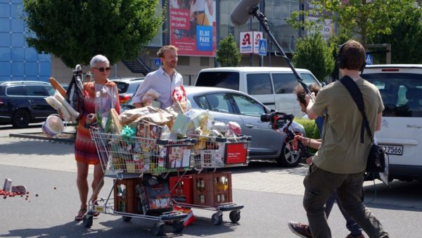 Nadja Stübiger und Marcus König beim Spot-Dreh am Elbepark