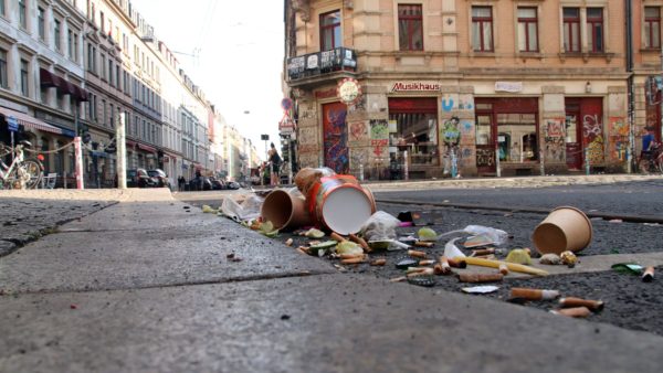 Was vom Imbiss übrig bleibt, fliegt auf die Straße.