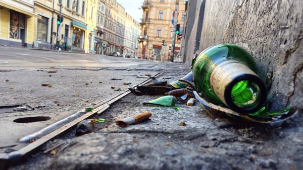 Bierflaschenreste an der Ecke