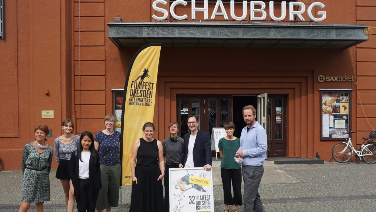 Filmfestteam vor dem Festivalzentrum Schauburg