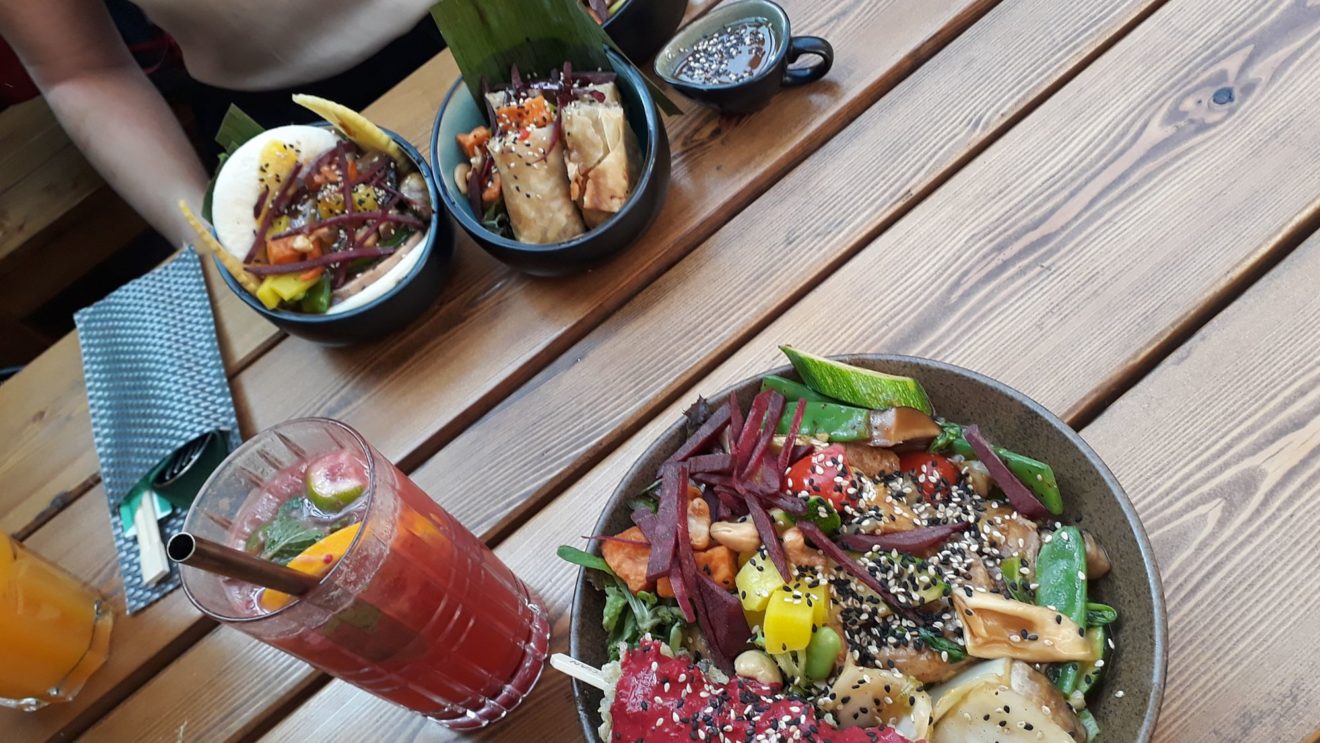 Vegan Bowl (unten) und die zwei kleine Vegan Spring Rolls und ein Vegan Burger.