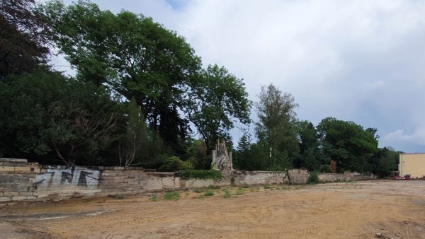 Friedhofsmauer neben der Schule