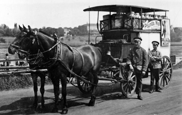 Damals kam die Milch im Pferdewagen. Foto: Archiv Pfunds