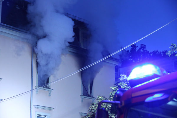 Die Feuerwehr war mit Einsatzkräften verschiedener Feuerwachen im Einsatz. Foto: Roland Halkasch