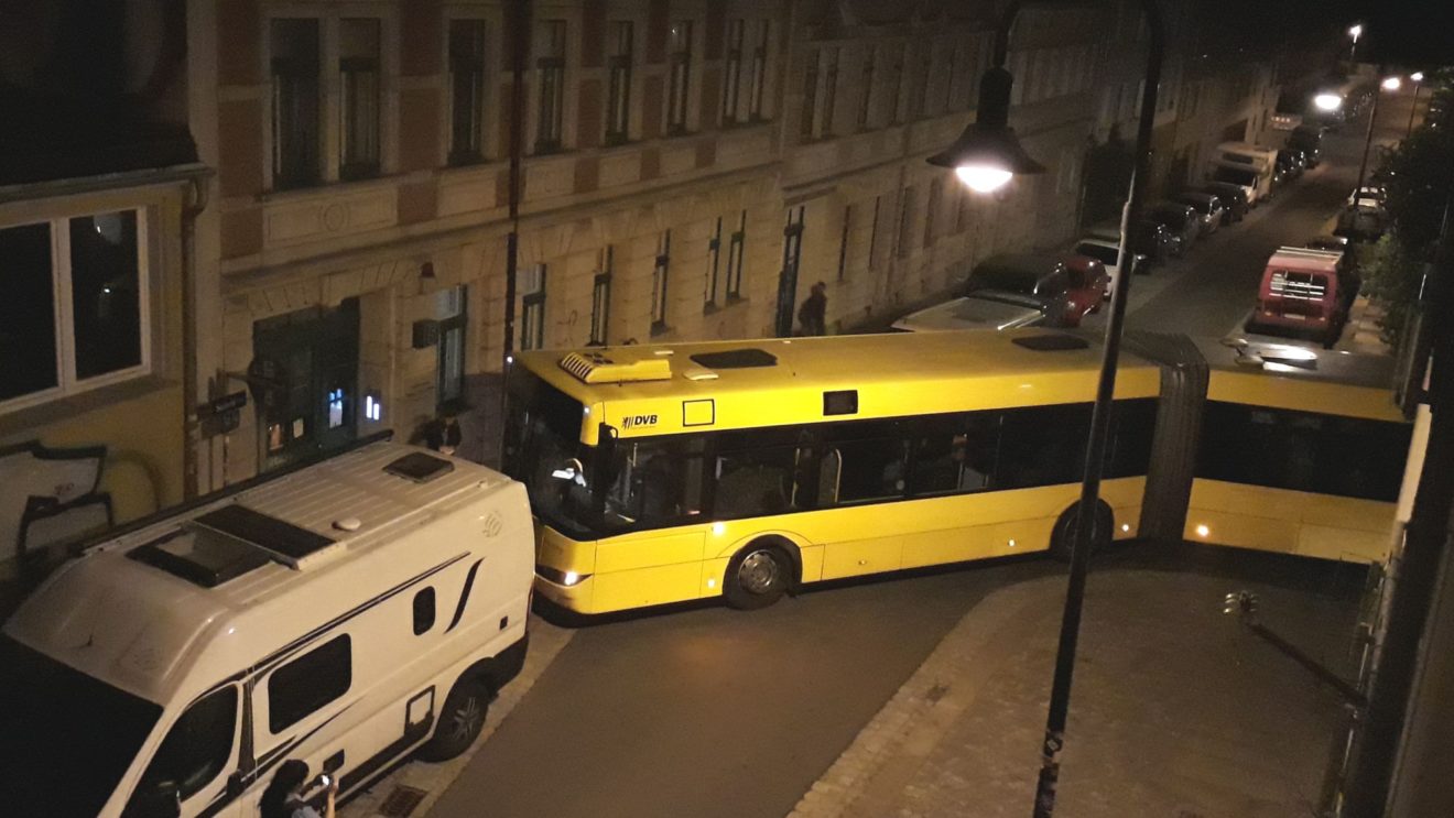 Linienbus steckt in der Seitenstraße fest. Foto: Privat