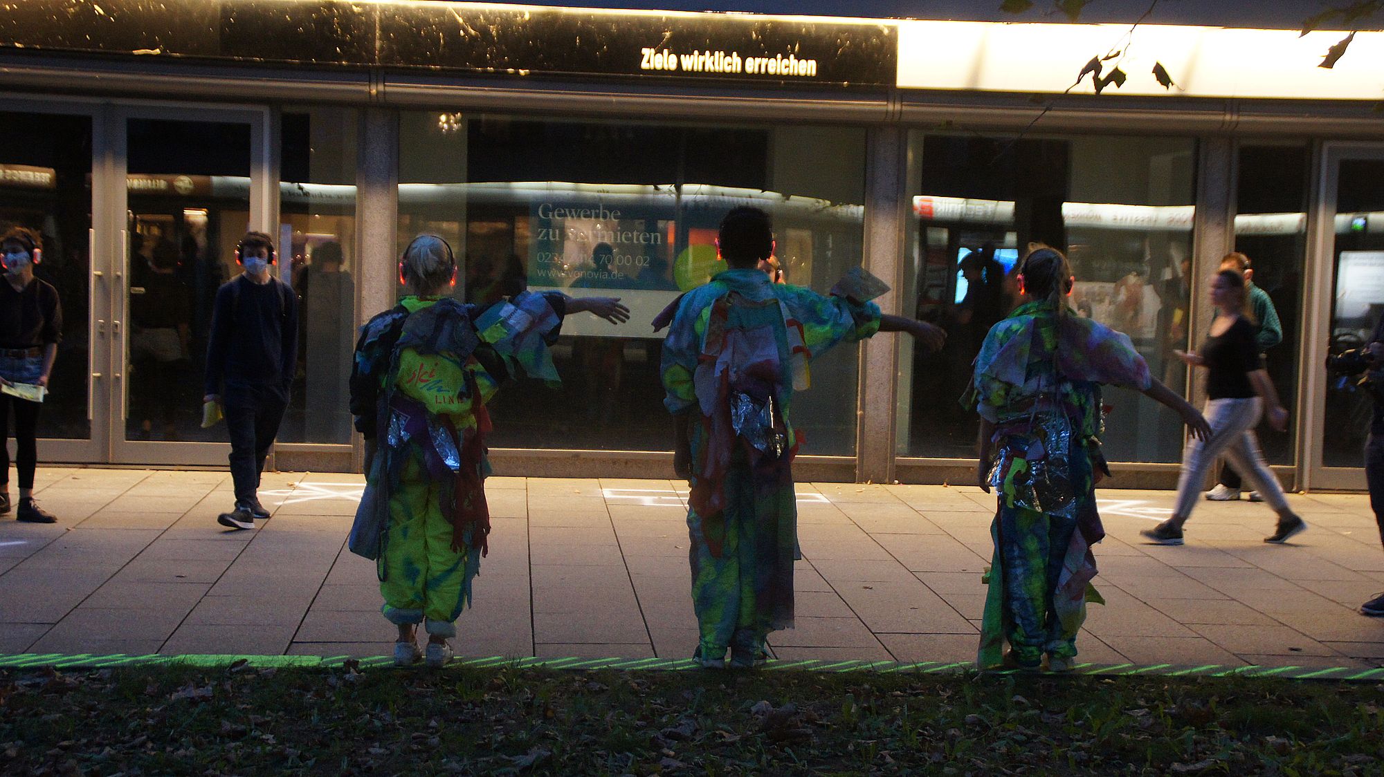 Ziele wirklich erreichen: Go plastic mit Asphaltwelten auf der Hauptstraße. Foto: Philine