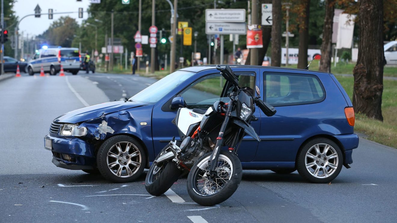 Unfall auf der Königsbrücker Straße - Foto: Roland Halkasch