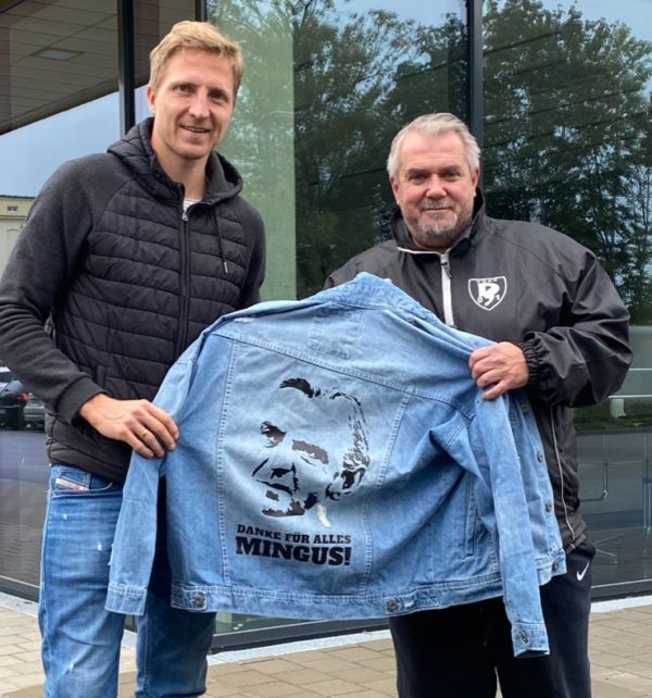 Dynamo-Spieler Marco Hartmann (links) und Sportfreunde-Geschäftsführer Maik Hebenstreit mit der Jacke von Ralf Minge.