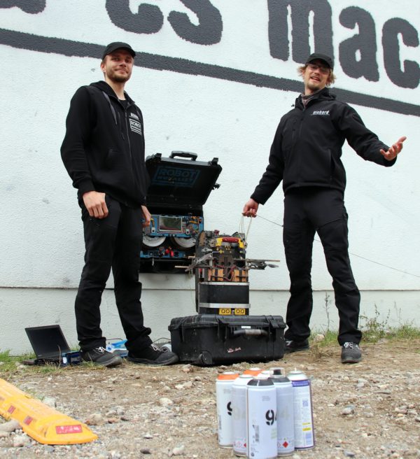 Mihkel Joala und Richard Murutar haben den Graffiti-Roboter entwickelt.