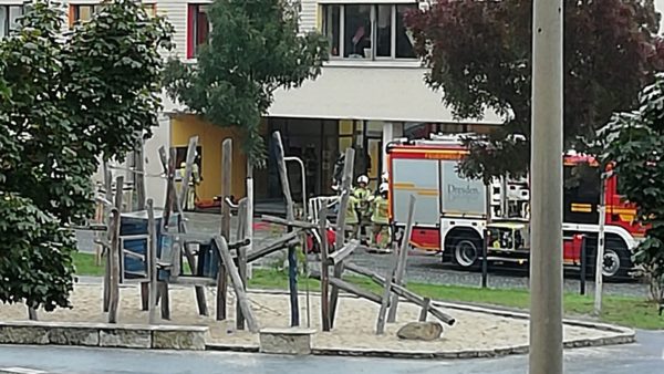 Großer Einsatz für die Kleinen - Die Feuerwehr übte am Freitag einen Einsatz an der 148. Grundschule - Foto: Kathrin