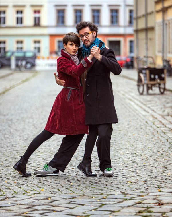 Tabea und Juan beim Tango auf der leeren Talstraße - Foto: Ronny Rozum