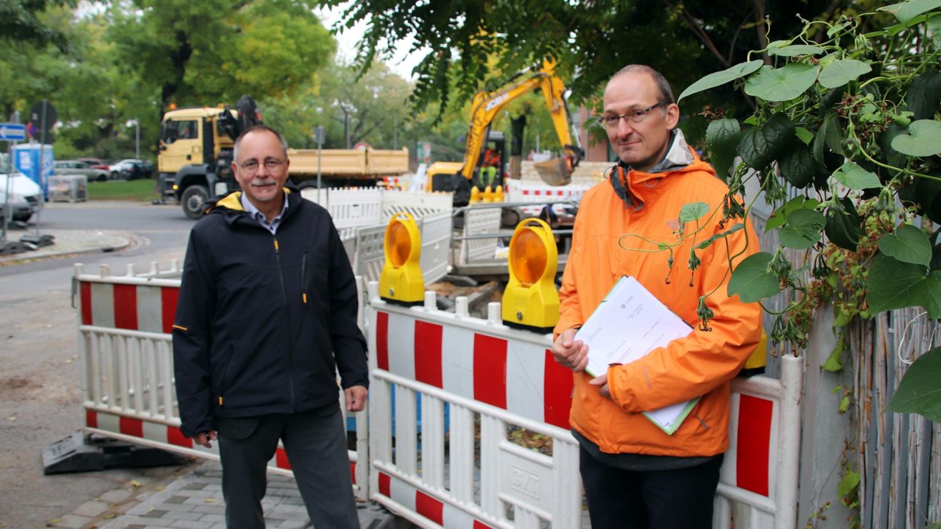 Amtsleiter Barth und Franke an der Erna-Berger-Straße