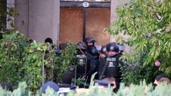 Gegen 9.45 Uhr verließ die Polizei das Haus wieder.