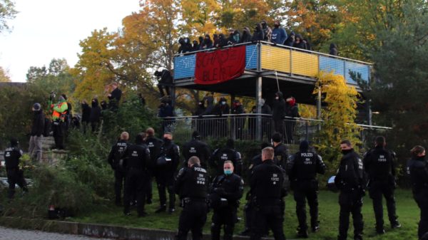 Unterstützer*innen der Besetzung sammelten sich auf dem nahen Spielplatz.