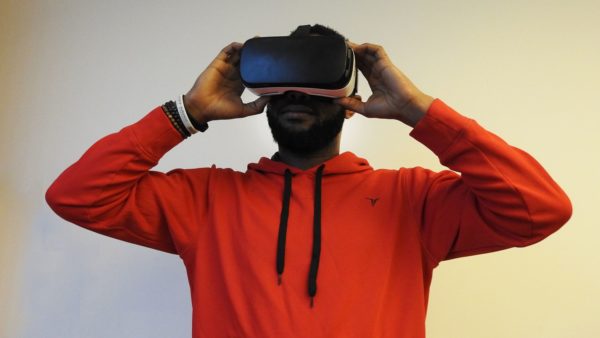 Mann mit Virtual-Reality-Brille - Foto: pxhere