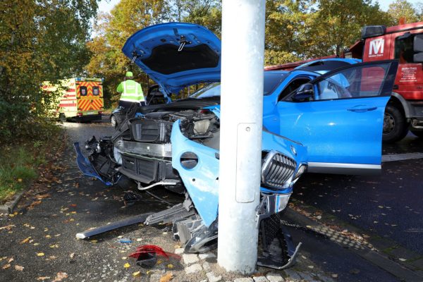 Der BMW prallte gegen eine Ampel.