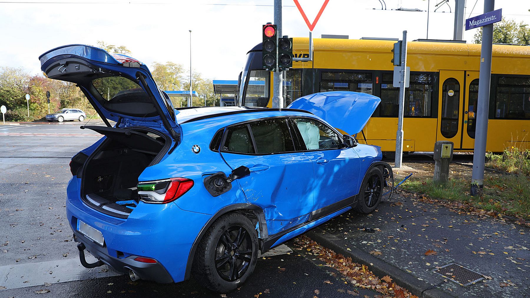 Unfallwagen an der Magazinstraße - Foto: Roland Halkasch