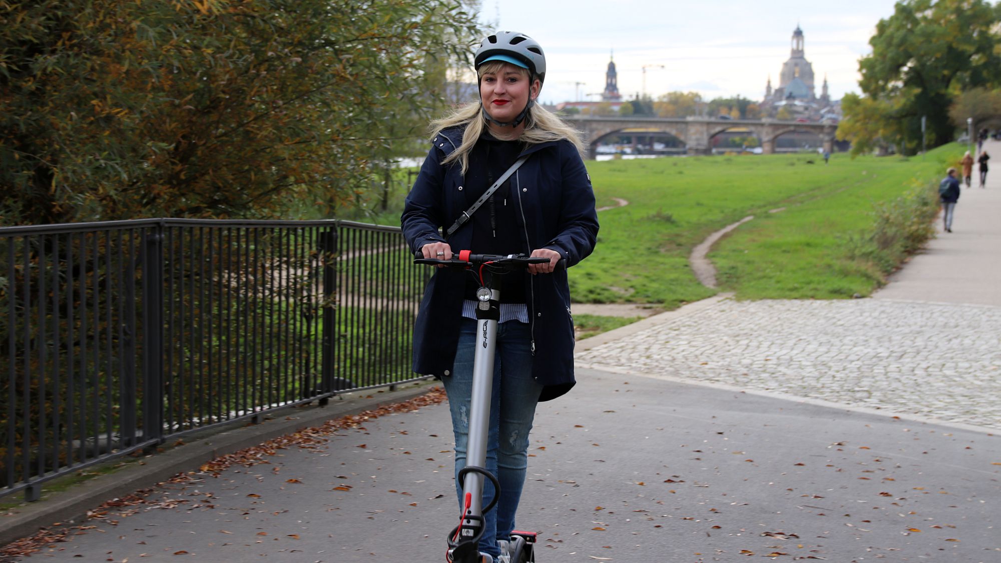 Wege in der Neustadt erledigt Lydia Streller in der Regel auf dem Elektroroller.