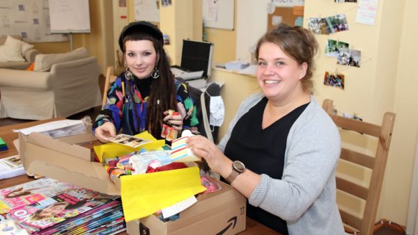 Mitarbeiterin Sarah Preusker und Chefin Elsa Thurm beim Päckchenpacken.