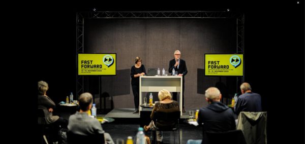 Festivalkuratorin Charlotte Orti und Intendant des Staatsschauspiels Dresden Joachim Klement bei der Pressekonferenz. Foto: Sebastian Hoppe