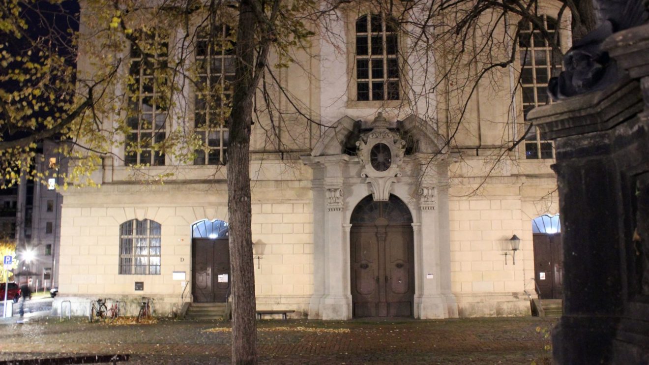 Auf der Rückseite der Dreikönigskirche befindet sich der Eingang des Nachtcafés. Foto: Alba Kemmer Alonso