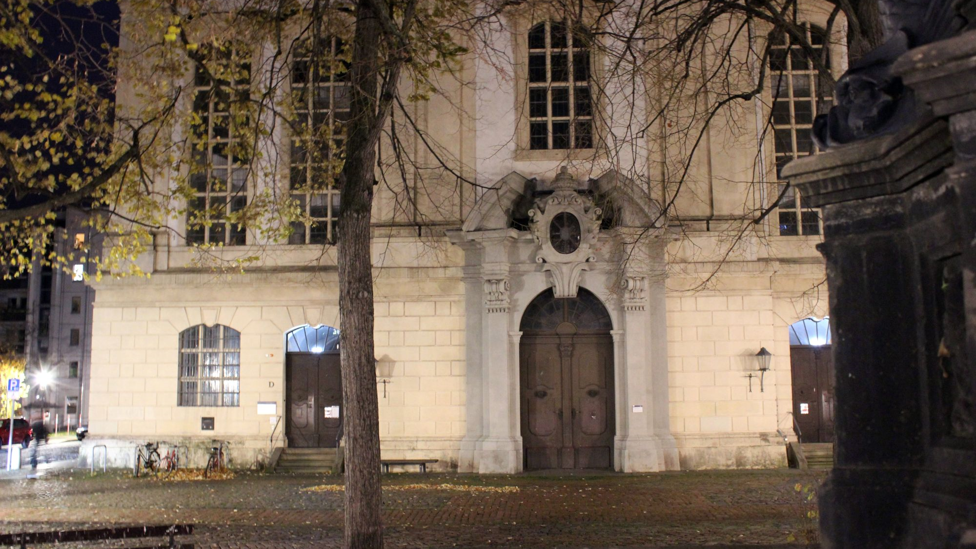 Auf der Rückseite der Dreikönigskirche befindet sich der Eingang des Nachtcafés. Foto: Alba Kemmer Alonso