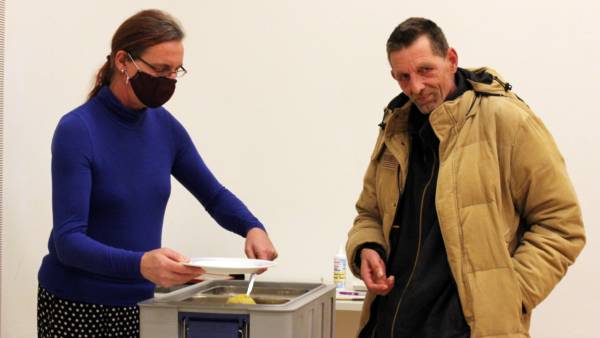Larissa Pfitzner serviert das Abendessen für einen Gast des Nachtcafés. Foto: Alba Kemmer Alonso