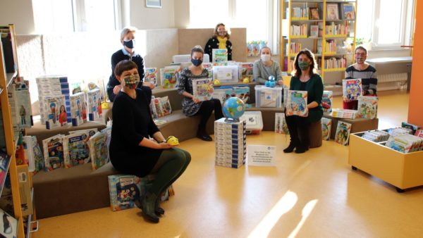 Die Mitarbeiterinnen der Neustadt-Bibliothek mit Maker-Boxen und Tiptoi-Spielen