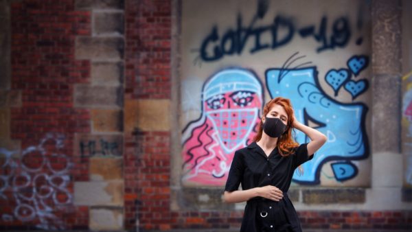 Für das Titelbild posiert Schauspielerin Luise Aschenbrenner mit Maske im Industriegelände. Foto: Amac Garbe