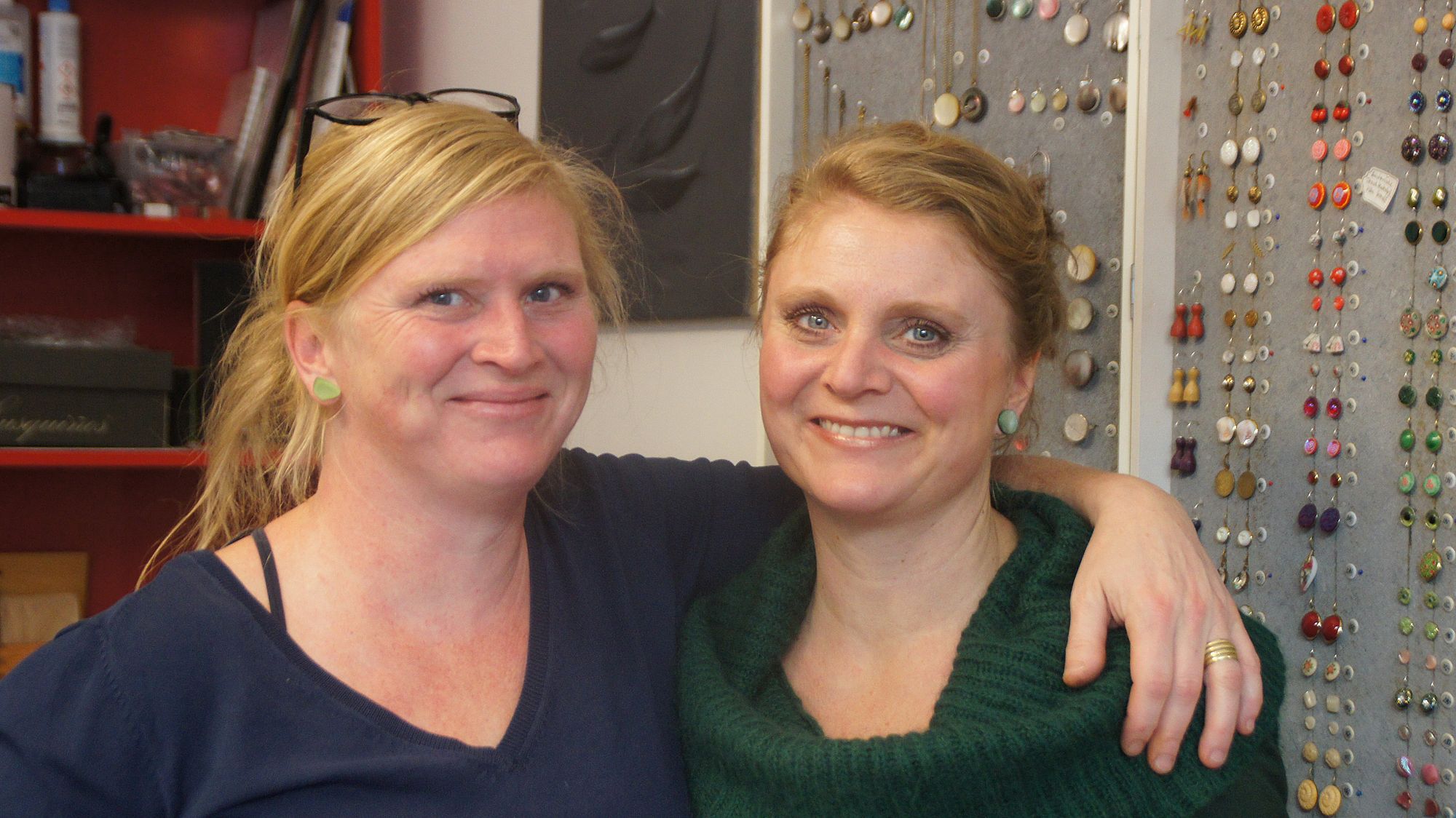 Die Schwestern Anja Jurkenas und Nadia Zobel schenken den Dingen ein zweites Leben. Foto: Philine