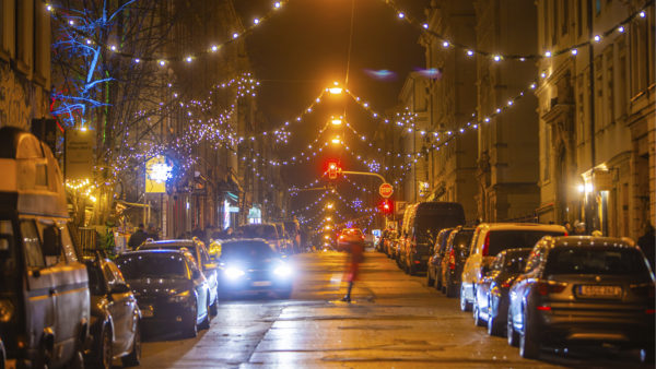 Louisenstraße - die Ampel fügt sich ins Weihnachslicht