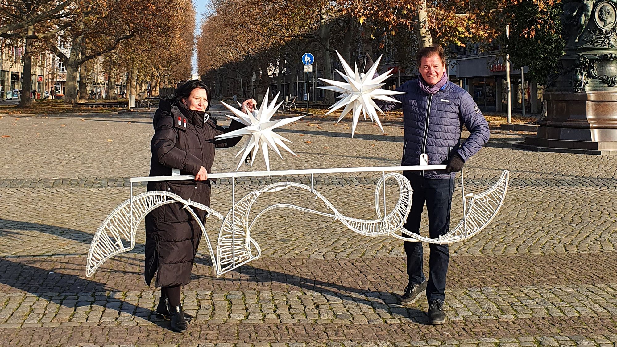 Barbara Oehlke vom Gewerbeverein Hauptsache Hauptstraße und Matteo Böhme vom Augustusmarkt